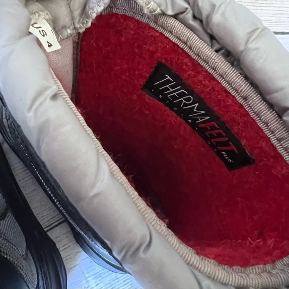 The North Face Alpenglow IV Boots Black YOUTH Size 4